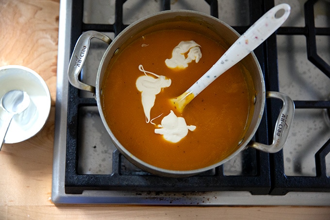 Um pote de purê de sopa de abóbora assada mais 3 colheres de sopa de creme fraiche.